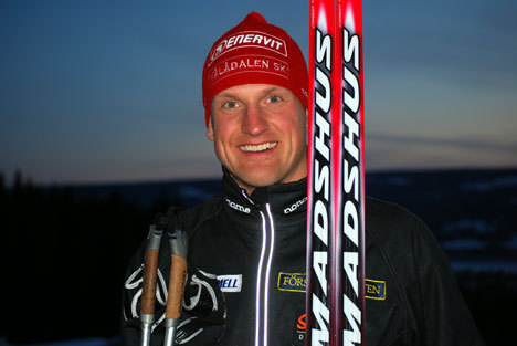 JERRY AHRLIN blev anfallen av fåglar och gjorde en rejäl vurpa på rullskidor senaste veckan.