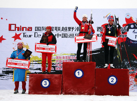 HANNA SEPPAS på toppen av prispallen efter segern på första etappen av Tour de Ski China i inre Mongoliet. Foto: NORDICWAYS