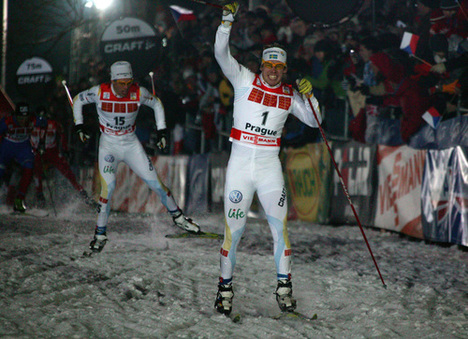 VILKEN HÄRLIG BILD…!!! Emil Jönsson först över mållinjen i Prag med Marcus Hellner på andra plats. Foto: MOA MOLANDER KRISTIANSEN