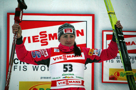 JUSTYNA KOWALCZYK jublar efter segern i Toblach under torsdagen. Foto: MOA MOLANDER KRISTIANSEN JUSTYNA KOWALCZYK jublar efter segern i Toblach under torsdagen. Foto: MOA MOLANDER KRISTIANSEN