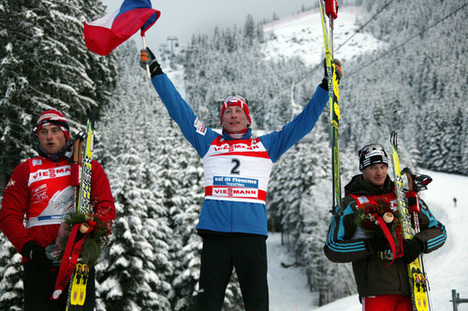 LUKAS BAUER jublar över Tour de Ski-segern före Petter Northug (t v) och Dario Cologna. Foto: MOA MOLANDER KRISTIANSEN