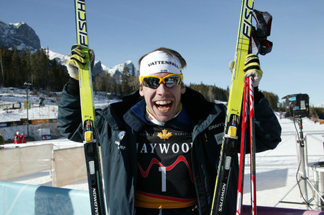 JUBEL för första segern i sprintvärldscupen. Emil Jönsson har redan vunnit cupen inför veckans tävlingar i Stockholm och Falun. Foto: KJELL-ERIK KRISTIANSEN