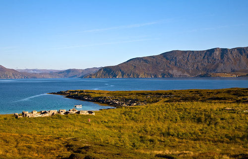 Ruinene etter internatbygget i Dønnesfjord