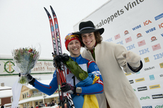 Susanne Nyström gratuleras av kransmasen Johan Öhagen sedan hon på lördagen vann TjejVasan för fjärde gången. Foto: ULF PALM.