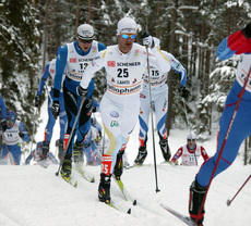 ANDERS SÖDERGREN hängde bra med i klassisk, men hade för dåligt glid i fristilen i Lahti. Bakom blivande segraren Maurice Manificat. Foto: KJELL-ERIK KRISTIANSEN