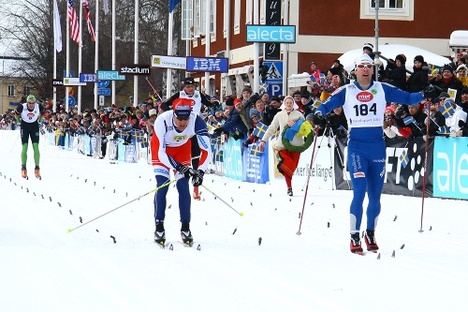 JÖRGEN BRINK vinner Vasaloppet 2010 på mållinjen före Daniel Tynell. På lördag möts de både igen i Alliansloppet i Trollhättan. Foto: PER FROST