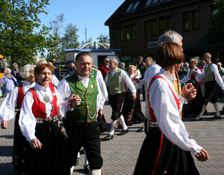 Folkedans på torget i Egersund