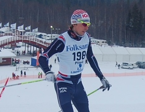 Johan Olsson hade halvminuten upp till tätlagen vid växling. Ett  avstånd som han enkelt hämtade in och drog ifrån.