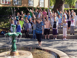 Dans i parken utenfor kulturskolen Dans i parken utenfor kulturskolen