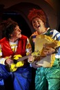 Karius og Baktus på turnè. Hallvard Holmen og Åsmund-Brede Eike med Iren Reppen som regissør... Foto: Yngve Olsen Sæbbe/Hålogaland Teater Yngve Olsen Sæbbe/Hålogaland Teater Karius og Baktus på turnè. Hallvard Holmen og Åsmund-Brede Eike med Iren Reppen som regissør... Foto: Yngve Olsen Sæbbe/Hålogaland Teater