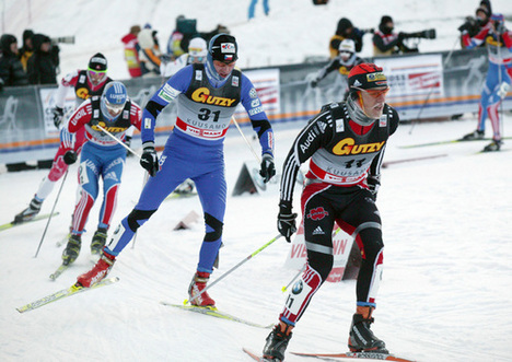 LUKAS BAUER (nr 31) på väg till bästa tiden i jaktstarten i iskalla Kuusamo. Foto: KJELL-ERIK KRISTIANSEN