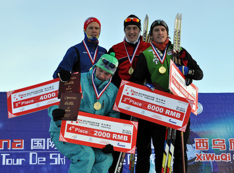 JOHAN EDIN från Sundvall (bak i mitten) vann etapp 2 av Tour de Ski China före bröderna Emil och Adam Johansson och finske Kusti Kittilä. Foto: NORDIC WAYS