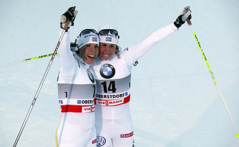 SENSATIONELLT BRA i dubbeljakten i Oberstdorf: Anna Haag (t h) och Charlotte Kalla fixade svensk dubbelseger. Foto: MOA MOLANDER KRISTIANSEN