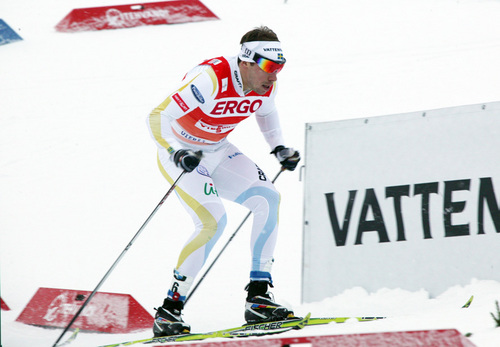 EMIL JÖNSSON tog i dag hem den totala världscupen via segern i Lahtis. Foto: FASTERSKIER.COM/LANGD.SE
