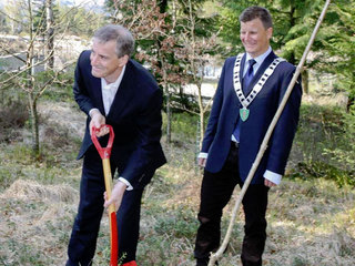 Utenriksminister Jonas Gahr Støre på treplantingsbesøk i Statsrådskogen. Utenriksminister Jonas Gahr Støre på treplantingsbesøk i Statsrådskogen.