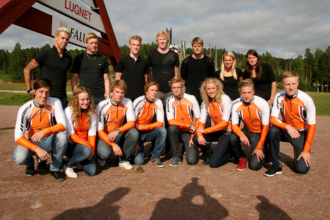Stora delar av Falun Borlänges seniortrupp mitt på VM-arenan. Foto: Per Frost