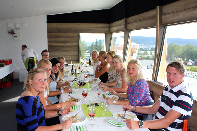 Damlandslaget med tränare och massör dinerar i vinterstudion med utsikt över halva Jämtland. Foto: Johan Hagström/Skidskyttelandslaget Damlandslaget med tränare och massör dinerar i vinterstudion med utsikt över halva Jämtland. Foto: Johan Hagström/Skidskyttelandslaget