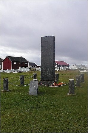 Minnebautaen ved Hasvik kirke - Copyright Anne Olsen-Ryum
