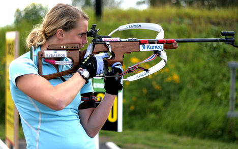 Skytteträning för Ingela Andersson. Foto: Per Frost