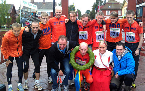 Lag Idrottsarrangören Mats Andreason vann Vasastafetten. Jimmie Johnsson stående tvåa från höger. Foto: Per Frost