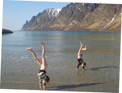 Barn i lek på sandstrand. Foto: Arne Ivar Hanssen Barn i lek på sandstrand. Foto: Arne Ivar Hanssen