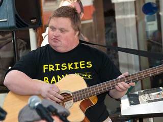 Friskies band - gitarist