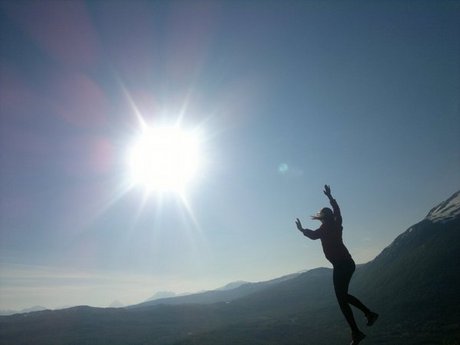Tur til Holtet, sol, fjell og noen som hopper i lufta. Tur til Holtet, sol, fjell og noen som hopper i lufta.