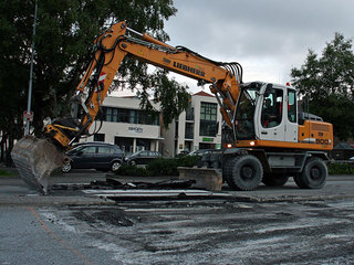 Gravemaskin i sentrum. Vei og utemiljø Gravemaskin i sentrum. Vei og utemiljø