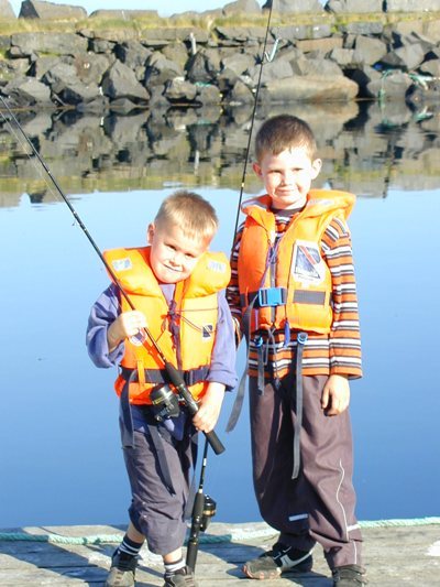 Unge deltakere på fiskekonkurransen