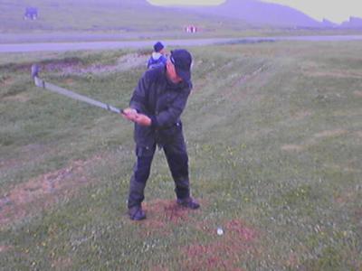 Albert Larsen i full gang med golfingen under Midnight golf..