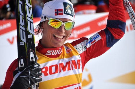Marit Björgen strålande glad efter segern i Queen of Mördarbacken. Foto: Per Frost