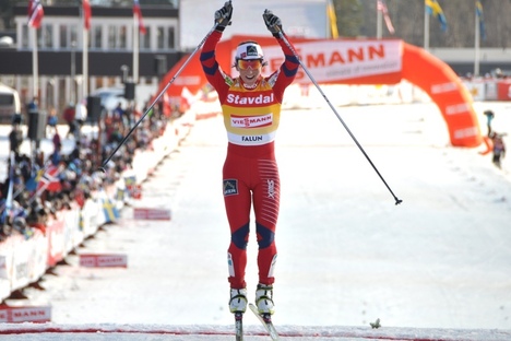 Marit Björgen tar ett glädjeskutt efter att ha vunnit hela världscupen. Foto: Per Frost