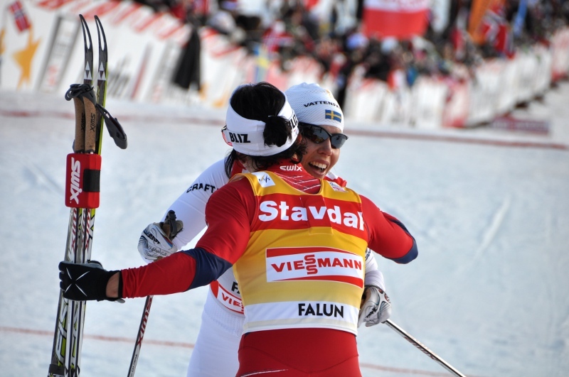 Charlotte gratulerar Marit. Foto: Per Frost