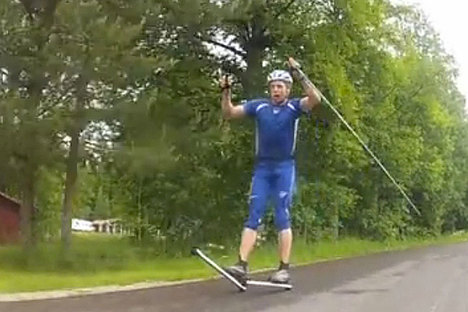 Adam Johansson laddar upp med lite bakhjulsåkning. Adam Johansson laddar upp med lite bakhjulsåkning.