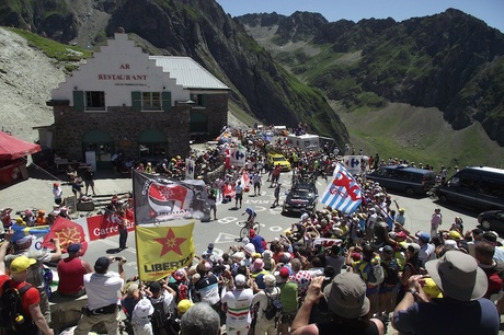 Folkfest på Col de Tourmalet under Tour de France. FOTO: Linus Trygg. Folkfest på Col de Tourmalet under Tour de France. FOTO: Linus Trygg.