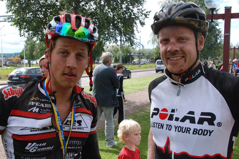 Anders Solin och Lars Suther pustar ut efter målgång på CykelVasan. FOTO: Johan Trygg.