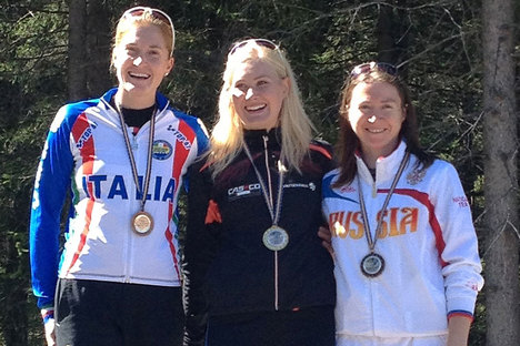 Marika Sundin säkrade segern i världscupen på rullskidor under fredagen. Här på pallen med tvåan Stephanie Santer och trean Elena Rodina. FOTO: marikasundin.com. Marika Sundin säkrade segern i världscupen på rullskidor under fredagen. Här på pallen med tvåan Stephanie Santer och trean Elena Rodina. FOTO: marikasundin.com.