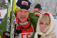 Jens Eriksson med kranskullan Emma Björn efter segern i Orsa Grönklitt Ski Maraton i vintras. Nu går Jens till norska Team Xtraperaonell. FOTO: Johan Trygg. Jens Eriksson med kranskullan Emma Björn efter segern i Orsa Grönklitt Ski Maraton i vintras. Nu går Jens till norska Team Xtraperaonell. FOTO: Johan Trygg.