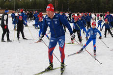 Emil Jönsson oroar sig inte för tränarläget i landslaget. Här med moraungdomar på torsdagskvällen. FOTO: Johan Trygg. Emil Jönsson oroar sig inte för tränarläget i landslaget. Här med moraungdomar på torsdagskvällen. FOTO: Johan Trygg.