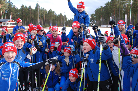 Intresset för Anna Haag och Emil Jönssons Summercamp är rekordstort. Här ser vi duon med moraungdomar i vintras. FOTO: Johan Trygg. Intresset för Anna Haag och Emil Jönssons Summercamp är rekordstort. Här ser vi duon med moraungdomar i vintras. FOTO: Johan Trygg.