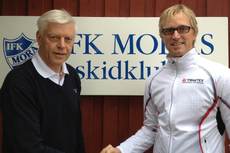 Rolf Hammar och Mathias Danielsson skakar hand. Från och med kommande säsong åker IFK Mora SK i kläder från Trimtex. FOTO: IFK Mora SK. Rolf Hammar och Mathias Danielsson skakar hand. Från och med kommande säsong åker IFK Mora SK i kläder från Trimtex. FOTO: IFK Mora SK.