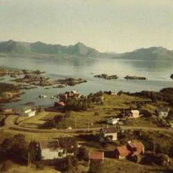 Utsikt over Guvåg mot Hadseløya, ca. 1970-72. Originalbildet er lånt av Lillian Olsen Utsikt over Guvåg mot Hadseløya, ca. 1970-72. Originalbildet er lånt av Lillian Olsen