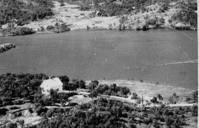 Del av Pollen med Pollåsen i bakgrunnen ca. 1956. Originalbildet er lånt av Halvdan Karlsen Del av Pollen med Pollåsen i bakgrunnen ca. 1956. Originalbildet er lånt av Halvdan Karlsen