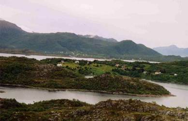 Den sentrale delen av Uvåg/Auvåg, sett fra Kråkberget, Ringstad, 2004. Røsnes/Guvåg i bakgrunnen. Foto: Oddmar Jensen Den sentrale delen av Uvåg/Auvåg, sett fra Kråkberget, Ringstad, 2004. Røsnes/Guvåg i bakgrunnen. Foto: Oddmar Jensen