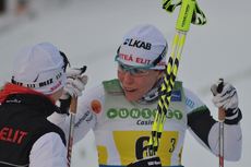 Charlotte kalla byter till Alpina pjäxor inför VM-vintern. Här är hon tillsammans med Mia Eriksson efter segern på SM-stafetten i Umeå i vintras. FOTO: Johan Trygg. Charlotte kalla byter till Alpina pjäxor inför VM-vintern. Här är hon tillsammans med Mia Eriksson efter segern på SM-stafetten i Umeå i vintras. FOTO: Johan Trygg.