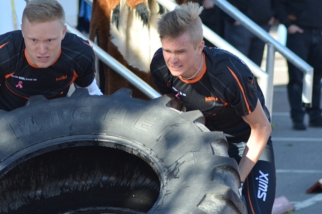 Så här stora däck jobbar inte Simon Andersson med till vardags. Då är det rullskidorna som gäller. Här kämpar Simon med klubbkompisen Oskar Svensson till vänster under Slaget om skid-Dalarna. FOTO: Johan Trygg. Så här stora däck jobbar inte Simon Andersson med till vardags. Då är det rullskidorna som gäller. Här kämpar Simon med klubbkompisen Oskar Svensson till vänster under Slaget om skid-Dalarna. FOTO: Johan Trygg.