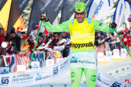 Bindningstillverkaren Rottefella kommer att presentera den gula ledar-nummerlappen på Swix Ski Classics i vinter. FOTO/MONTAGE: Swix Ski Classics. Bindningstillverkaren Rottefella kommer att presentera den gula ledar-nummerlappen på Swix Ski Classics i vinter. FOTO/MONTAGE: Swix Ski Classics.