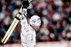 Johan Olsson tar emot publikens hyllningar efter VM-guldet på 15 kilometer fristil. FOTO: NordicFocus. Johan Olsson tar emot publikens hyllningar efter VM-guldet på 15 kilometer fristil. FOTO: NordicFocus.