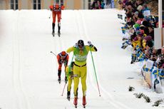 Ett tiotal TV-bolag direktsänder Vasaloppet på söndag. Här är fjolårets upploppsstrid med John Kristian Dahl före Johan Kjölstad och Jörgen Brink. Ett tiotal TV-bolag direktsänder Vasaloppet på söndag. Här är fjolårets upploppsstrid med John Kristian Dahl före Johan Kjölstad och Jörgen Brink. FOTO: Vasaloppet/Nisse Schmidt.
