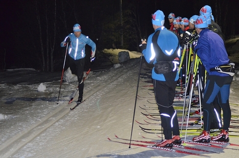 Per-Öyvind Torvik från Optima Ski visar diagonalåkning på Optima Ski:s läger i Vålådalen i början på vinter. I morgon kväll håller Optima Ski webinar kring diagonalåkning. FOTO: Johan Trygg/Längd.se. Per-Öyvind Torvik från Optima Ski visar diagonalåkning på Optima Ski:s läger i Vålådalen i början på vinter. I morgon kväll håller Optima Ski webinar kring diagonalåkning. FOTO: Johan Trygg/Längd.se.